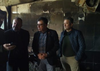 Başkan Koçak, Tarsus Yaş Sebze ve Meyve Hali’nde meydana gelen yangın nedeniyle maddi hasara uğrayan iş yerlerini ziyaret etti.