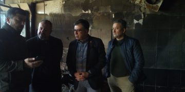 Başkan Koçak, Tarsus Yaş Sebze ve Meyve Hali’nde meydana gelen yangın nedeniyle maddi hasara uğrayan iş yerlerini ziyaret etti.