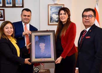 Başkanımız, H. Ruhi Koçak Tarsus Kaymakamı Kadir Sertel Otcu ve Tarsus Belediye Başkan Yardımcısı Ünzile Kuru ile birlikte KKTC Mersin Başkonsolosu Zalihe Mendeli’ye ziyaret