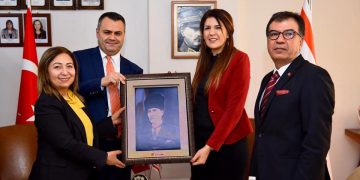 Başkanımız, H. Ruhi Koçak Tarsus Kaymakamı Kadir Sertel Otcu ve Tarsus Belediye Başkan Yardımcısı Ünzile Kuru ile birlikte KKTC Mersin Başkonsolosu Zalihe Mendeli’ye ziyaret