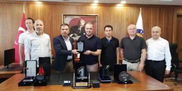 Ödül rekortmeni İnandıoğlu’na plaket de TSO’dan