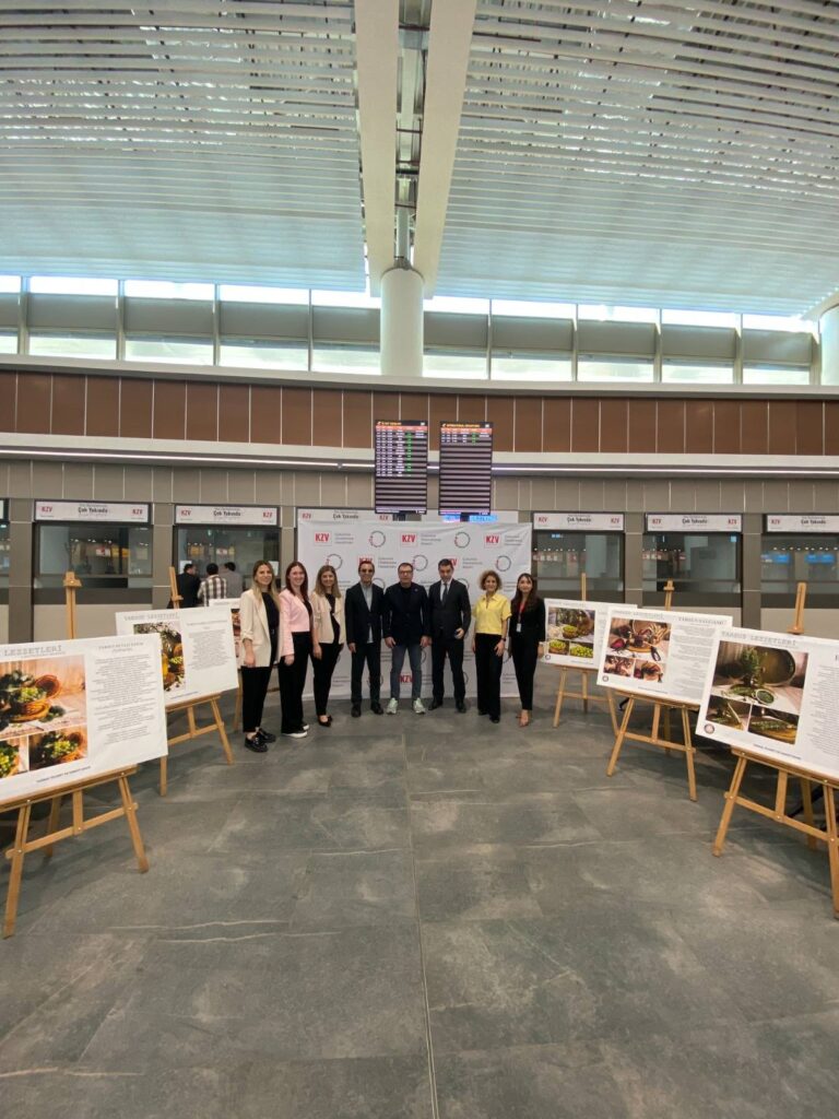 Tarsus’un Coğrafi İşaretli Lezzetleri Çukurova Uluslararası Havalimanı’nda Sergileniyor